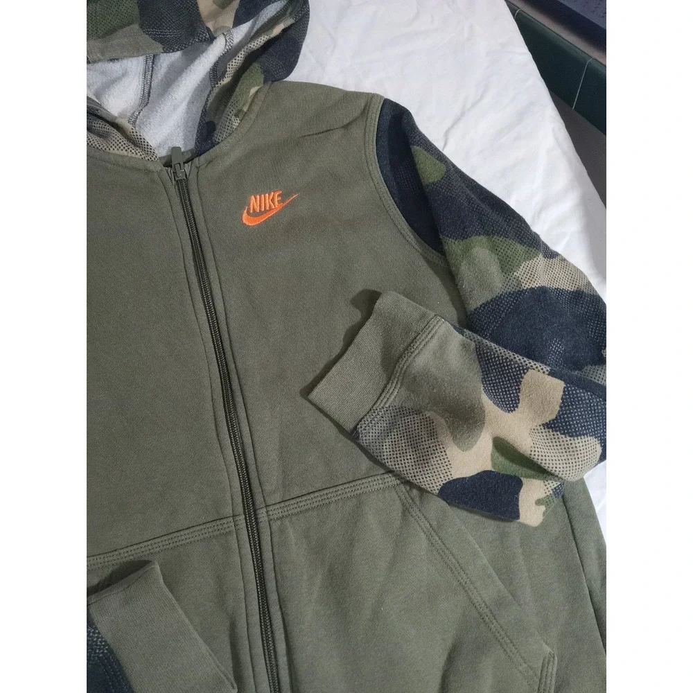Nike‎ Camo Hoodie Youth Size Large  Boys/Girls Hooded Sweatshirt. Orange Swoosh